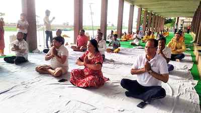 Muzaffarnagar News- योग कार्यक्रम का हुआ शुभारंभ-अधिकारियों, गणमान्य व्यक्तियों सहित गुरुकुल के छात्रों ने किया योगाभ्यास