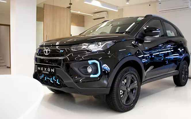 Tata Nexon Ev में कुछ नए फीचर्स शामिल, मैक्स डार्क एडिशन में  10.25-इंच  का एक बड़ा टचस्क्रीन