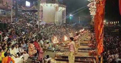 Varanasi News:  ट्रेन हादसे में मृतक आत्माओं की शांति के लिए रखा गया 2 मिनट का मौन