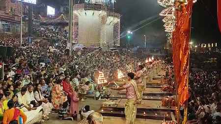 Varanasi News:  ट्रेन हादसे में मृतक आत्माओं की शांति के लिए रखा गया 2 मिनट का मौन