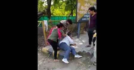 Meerut: बीच रोड़ पर युवती और उसके साथ के युवक ने मनचले को पीटा