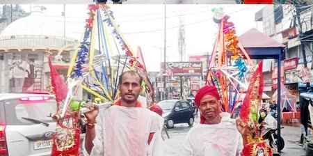 Muzaffarnagar: बम बम भोले के जयकारों के साथ झमाझम बारिश में भी बढे शिवभक्त