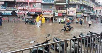 Muzaffarnagar के मुख्य बाजार व गलियों में लगातार हो रही बारिश के कारण दिखा तालाब जैसा नजारा