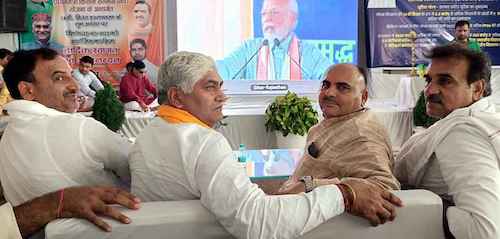 Muzaffarnagar News-भाजपाईयों ने सुना लाइव प्रोग्राम