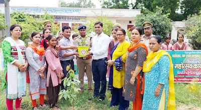 Muzaffarnagar News: अधिशासी अभियन्ता विद्युत द्वारा वृक्षारोपण कर बालिकाओं का किया गया उत्साहवर्धन