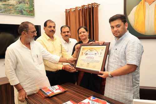 Lucknow: बेसिक शिक्षा मंत्री संदीप सिंह ने इंग्लिश ग्रामर पुस्तक का विमोचन एवं मोबाईल लाइब्रेरी का उद्घाटन किया