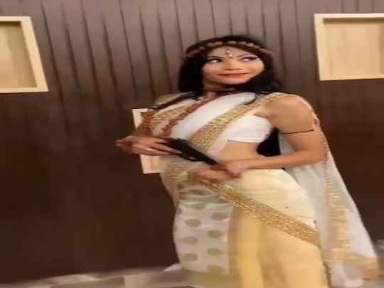 Bareilly: खुद को मिस रुहेलखंड भी बताती युवती का का सोशल मीडिया पर पिस्टल के साथ Video हुआ वायरल Bareilly: खुद को मिस रुहेलखंड भी बताती युवती का का सोशल मीडिया पर पिस्टल के साथ Video हुआ वायरल