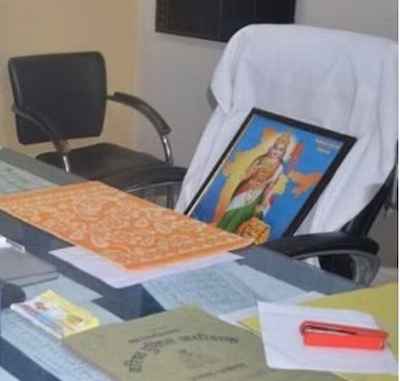 Aligarh: थाना क्वार्सी इस्पेक्टर की कुर्सी पर भारत माता की तस्वीर रखकर हंगामा, बाहर बेंच पर बैठे कोतवाल