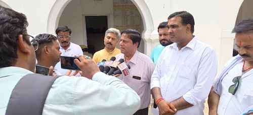 अजान पर रोक की मांग के साथ कावँडियो की सुरक्षा को District Magistrate को ज्ञापन दिया-बागेश अग्रवाल