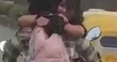 New Delhi: कटा 11 हजार का चालान-चलती बाइक पर चालक के गले लगी महिला