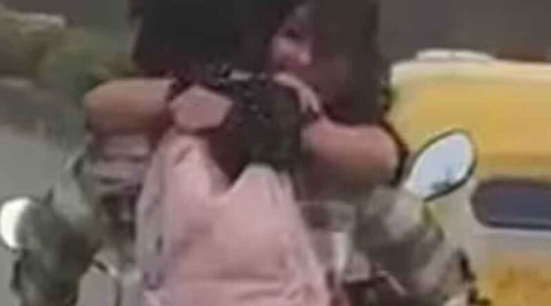 New Delhi: कटा 11 हजार का चालान-चलती बाइक पर चालक के गले लगी महिला