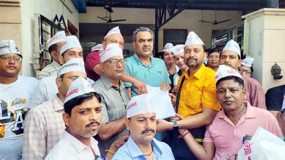 Muzaffarnagar News-अटेवा ने पुरानी पेंशन बहाली हेतु केंद्रीय राज्य मंत्री के घर बजाई घंटी