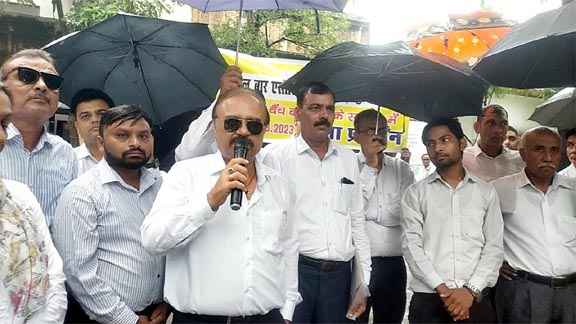 Muzaffarnagar News: अधिवक्ता हडताल पर रहेः हाईकोर्ट बेंच की मांग को प्रदर्शन