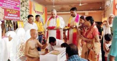 Muzaffarnagar News-जैन सन्त के दर्शन हेतु पहुंचे सपा नेता हरेंद्र मलिक व गौरव जैन