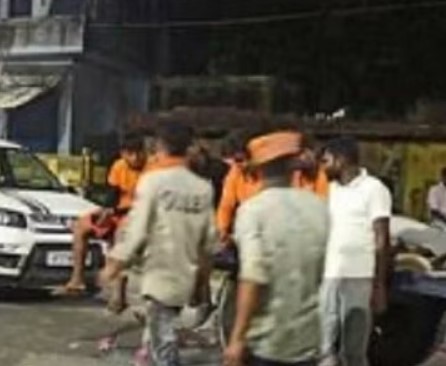 Amroha: मामूली बात पर कांवड़ियों की पुलिस से नोकझोंक, हसनपुर-संभल मार्ग पर चार घंटे लगा रहा जाम Amroha: मामूली बात पर कांवड़ियों की पुलिस से नोकझोंक, हसनपुर-संभल मार्ग पर चार घंटे लगा रहा जाम