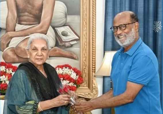 Lucknow: राज्यपाल आनंदी बेन पटेल से मिले Rajinikanth