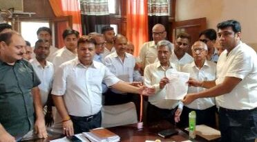 Muzaffarnagar News: हापुड प्रकरण के विरोध में अधिवक्ताओं ने धरना प्रदर्शन कर दिया ज्ञापन