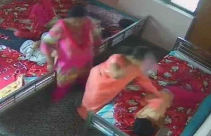 Agra राजकीय बालगृह अधीक्षिका की क्रूरता: बालगृह में बच्ची को चप्पल से पीटा