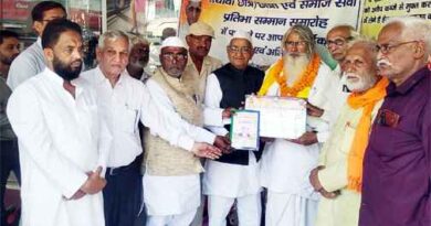 Muzaffarnagar News: स्मृति चिन्ह देकर मास्टर विजय को किया सम्मानित