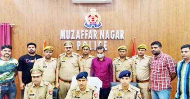 Muzaffarnagar:  वेस्ट पेपर की धोखाधड़ी का खुलासाः शातिर के कब्जे से २५ लाख रुपये नगद, ०५ मोबाईल बरामद