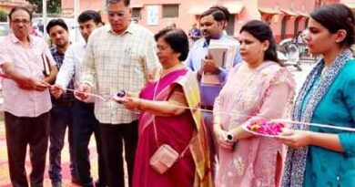 Muzaffarnagar News-मानसिक स्वास्थ्य शिविर का अपर निदेशक महोदया डॉ ज्योत्सना वत्स ने फीता काटकर किया शुभारम्भ