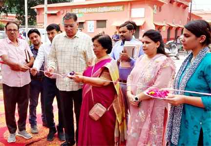 Muzaffarnagar News-मानसिक स्वास्थ्य शिविर का अपर निदेशक महोदया डॉ ज्योत्सना वत्स ने फीता काटकर किया शुभारम्भ