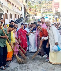 यतेंद्र आनंद गिरि ने Badrivishal में स्वच्छता अभियान कर लोगों को जागरूक किया