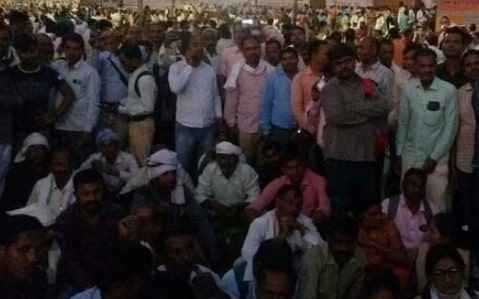 Lucknow: उत्तर प्रदेश प्राथमिक शिक्षक मित्र के बैनर तले शिक्षा मित्रों ने सड़क जाम कर किया प्रदर्शन Lucknow: उत्तर प्रदेश प्राथमिक शिक्षक मित्र के बैनर तले शिक्षा मित्रों ने सड़क जाम कर किया प्रदर्शन