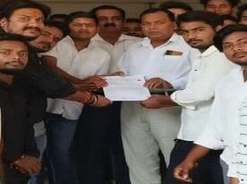 Hathras: छात्रों ने आरएमपीएसयू कुलपति का फूंका पुतला