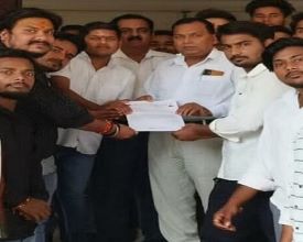 Hathras: छात्रों ने आरएमपीएसयू कुलपति का फूंका पुतला