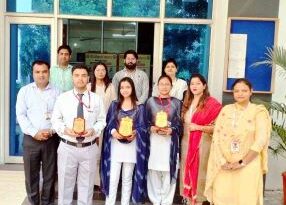 Muzaffarnagar-बी० कॉम० तृतीय सेमेस्टर का परीक्षाफल घोषित,  विद्यार्थीयों को किया गया सम्मानित