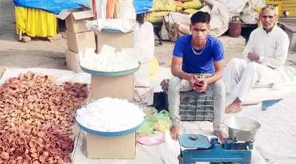 Muzaffarnagar – दिवाली के कुछ सामान सड़क पर बैठे बुजुर्गों से खरीद लिया करो?