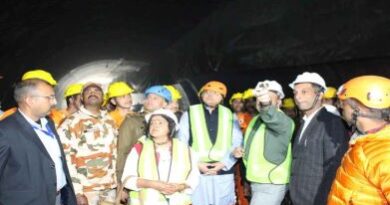 Uttarkashi: सीएम पुष्कर सिंह धामी ने रेस्क्यू ऑपरेशन का किया निरीक्षण, सुरंग में फंसे हैं 40 मजदूर