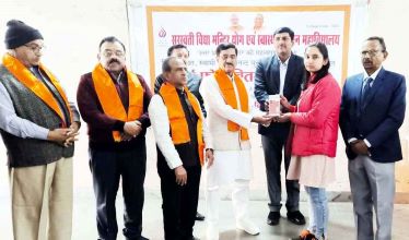 Muzaffarnagar जिंप अध्यक्ष ने किया टैबलेट और मोबाइल का वितरण