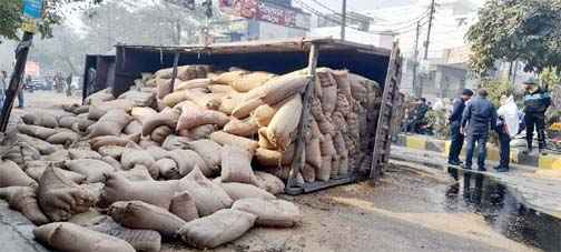 Muzaffarnagar News: ट्रक अंसतुलित होकर पलटा Muzaffarnagar News: ट्रक अंसतुलित होकर पलटा