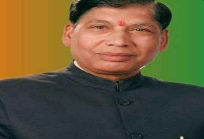 Agra:रक्षा संपदा अधिकारी के खिलाफ धरने पर बैठे विधायक डॉ. जीएस धर्मेश