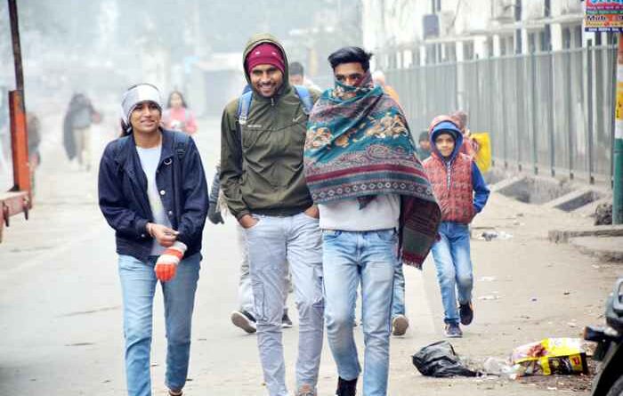 Muzaffarnagar: कडाके की ठंड में ठिठुर रहे लोग