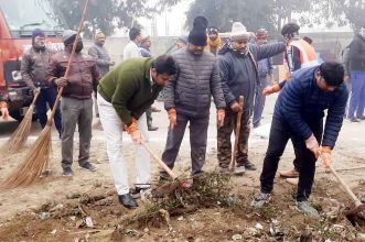 Muzaffarnagar जिलाधिकारी व अपर जिलाधिकरी प्रशासन ने शुरुआत की स्वच्छता अभियान की शुरूआत