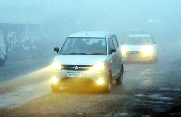 Muzaffarnagar: घने कोहरे तथा वायु प्रदूषण से वातावरण प्रभावित,  शीतलहर से बिलबिलाएं लोग