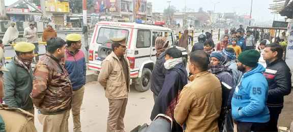 Muzaffarnagar News: व्यापारियों ने बाजार बंद कर किया प्रदर्शन