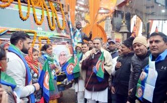 Muzaffarnagar-108 क्विंटल गुड के ट्रक को मंत्री ने हरी झंडी दिखाई