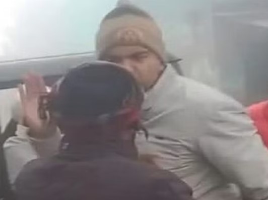 Agra पुलिसकर्मी ने दिया धक्का, फिर जड़े थप्पड़, वीडियो वायरल