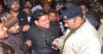 Aligarh: नशे में दरोगा ने की भाजयुमो नेता सौरभ चौधरी से अभद्रता और हाथापाई, चौकी प्रभारी के निलंबन को लेकर हंगामा