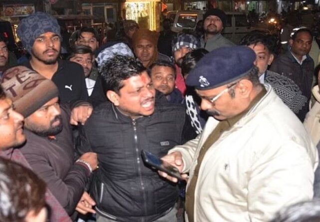 Aligarh: नशे में दरोगा ने की भाजयुमो नेता सौरभ चौधरी से अभद्रता और हाथापाई, चौकी प्रभारी के निलंबन को लेकर हंगामा Aligarh: नशे में दरोगा ने की भाजयुमो नेता सौरभ चौधरी से अभद्रता और हाथापाई, चौकी प्रभारी के निलंबन को लेकर हंगामा
