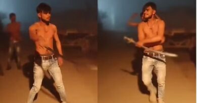 Amroha: जन्मदिन पर अर्ध नग्न होकर युवकों ने तलवार लहराकर किया डांस