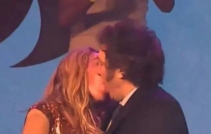 Argentina: राष्ट्रपति जेवियर माइली का एक Video वायरल, स्टेज पर ही किस कर दिया गर्लफ्रेंड को