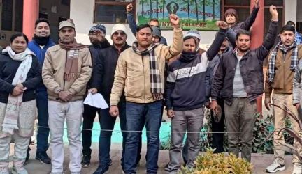 Muzaffarnagar में शिक्षकों ने काली पट्टी बांधकर उठाई ये मांग, सीएम को भेजा ज्ञापन