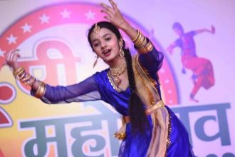 Up Mahotsav: बारिश भी नहीं रोक पाई दर्शकों का उत्साह, मंच पर भी दिखा कलाकारों का दुगना जोश