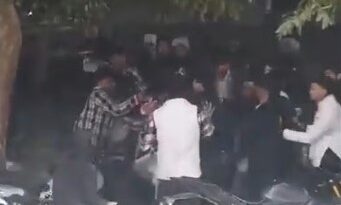 Noida News: पहले मोमोज खाने को लेकर जमकर झगड़ा