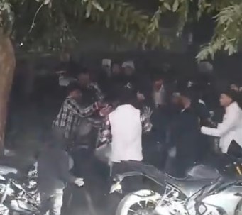 Noida News: पहले मोमोज खाने को लेकर जमकर झगड़ा